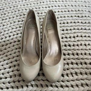 Fergalicious by Fergie tan Utopia pumps size 10